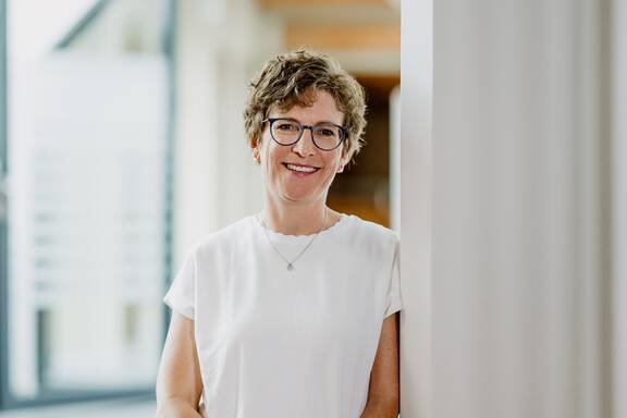 Auf dem Portraitfoto wird die Abteilungsleiterin des GaR, Frau Anne Pahlke, abgebildet.