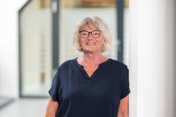 Auf dem Portraitfoto wird die Schulsekretärin des GaR, Frau Gerlinde Weißbrodt, abgebildet.