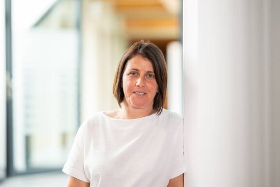 Auf dem Portraitfoto wird die Schulsekretärin des GaR, Frau Diana Oppold, abgebildet.