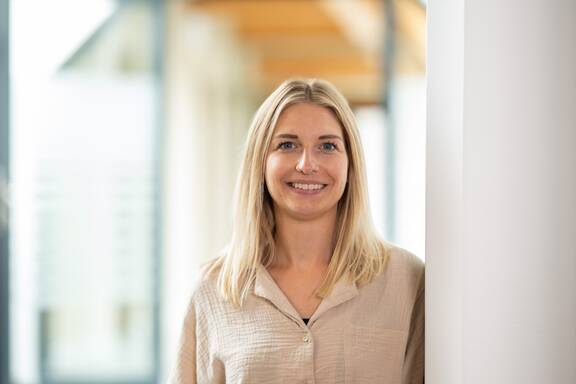 Auf dem Portraitfoto wird die Schulsozialarbeiterin des GaR, Frau Angela Knobloch, abgebildet.