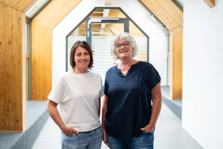 Auf dem Bild werden die Schulsekretärinnen des GaR, Frau Diana Oppold und Frau Gerlinde Weißbrodt, abgebildet.