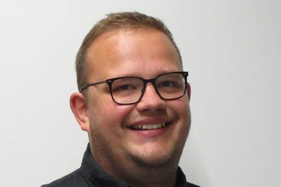 Auf dem Portraitfoto wird der Oberstufenberater des GaR, Herr Daniel Eisele, abgebildet.