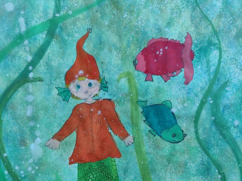 Aquarellierte Tuschezeichnung des kleinen Wassermanns, der zwischen Unterwasserpflanzen im See schwimmt.